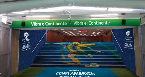 Foto da saída do vestiário do Maracanã, decorada