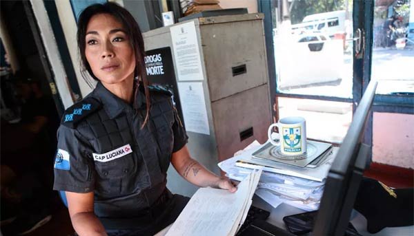 ( Foto: Carlos Fofinho/TV Globo) Foto de Luciana (Danni Suzuki)