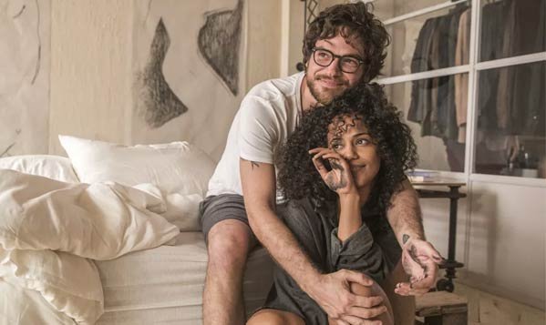 (Foto: TV Globo/Todas as Mulheres do Mundo) Foto de Paulo (Emilio Dantas) e Pink (Naruna Costa)