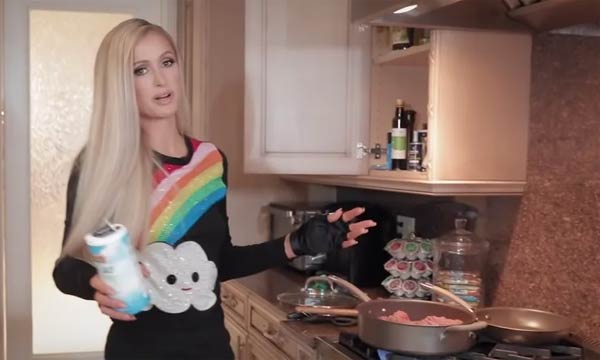 Foto de divulgação de 'Cozinhando com Paris Hilton' em estreias na Netflix