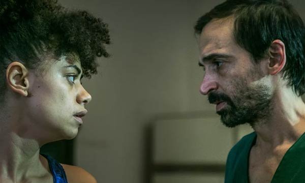 (Foto: TV Globo/Sob Pressão) Foto de Evandro e Diana, em Sob Pressão