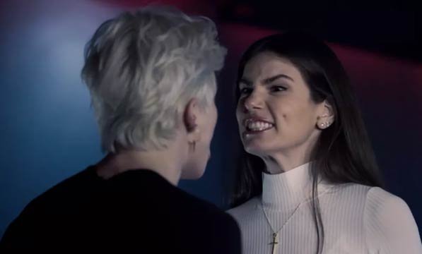 Angel (Camila Queiroz) e Giovanna (Agatha Moreira)(Foto: Globoplay) foto de cena de Verdades Secretas II