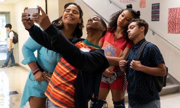 Foto de divulgação de No Meu Bairro, em estreia na Netflix