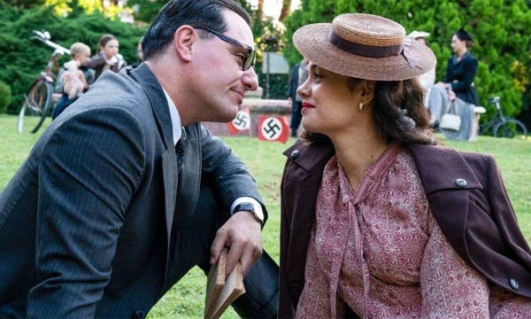 João Guimarães Rosa (Rodrigo Lombardi) e Aracy (Sophie Charlotte) (Foto: Jayme Monjardim/Rede Globo) Foto de João Guimarães, Rosa (Rodrigo Lombardi) e Aracy (Sophie Charlotte, em Passaporte Para a Liberdade