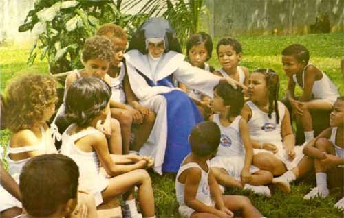 foto da irmã Dulce, com crianças