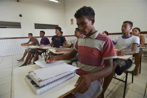 Foto de sala e aula com negros e pardos