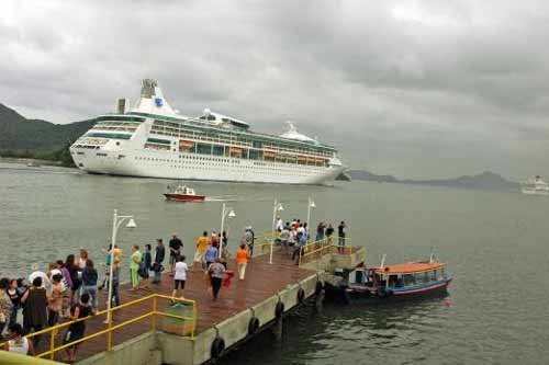 Foto de navio deixando o porto