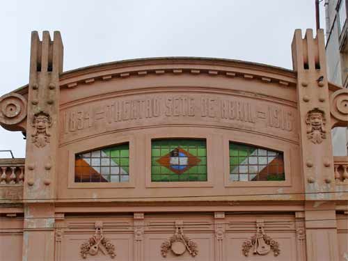 Foto da fachada do Teatro Sete de Abril