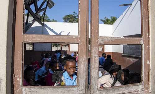 Foto de Escolaprecía, sem teto, ema Beira, em Moçambique